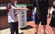 leyu-向杨瀚森索要签名合影未果 球迷：我们也没吃饭的 你给签个不行吗